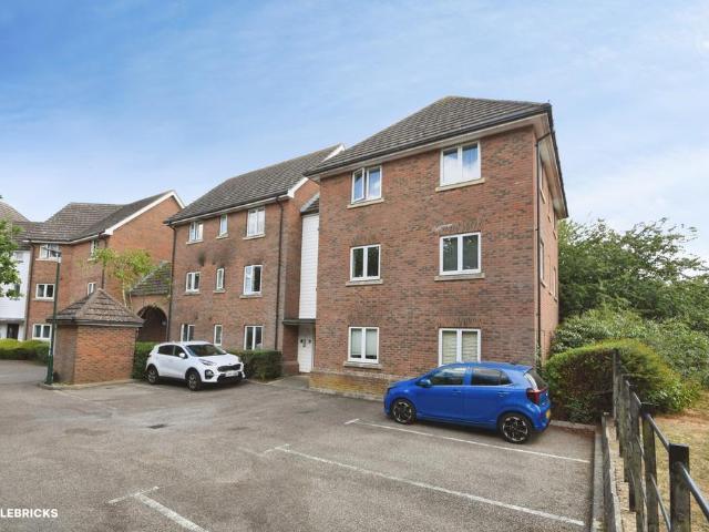 Flat for sale in Chipping Hill, Essex