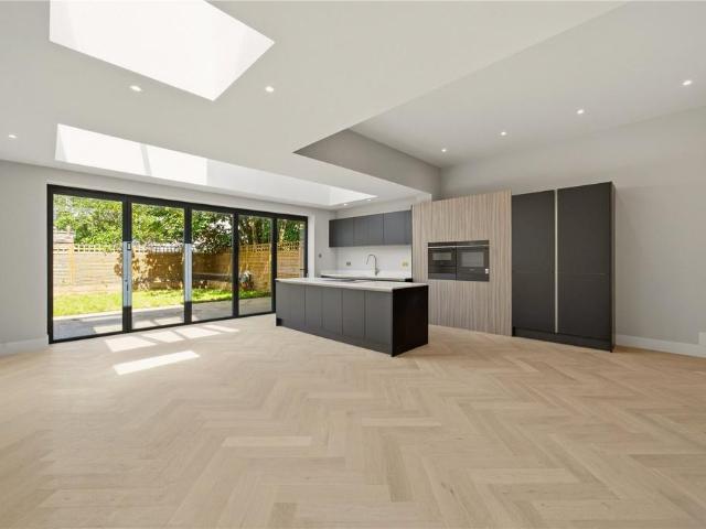 Flat for sale in London Borough of Wandsworth, Greater London
