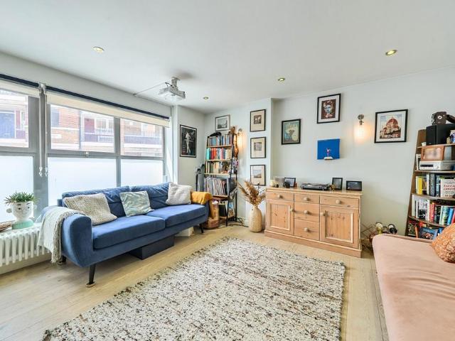 Flat for sale in Bermondsey Village, Greater London