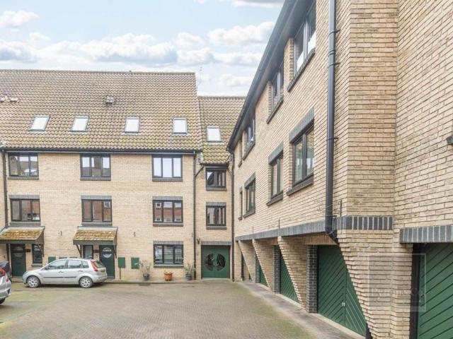 Flat for sale in Heigham Grove, East Bank