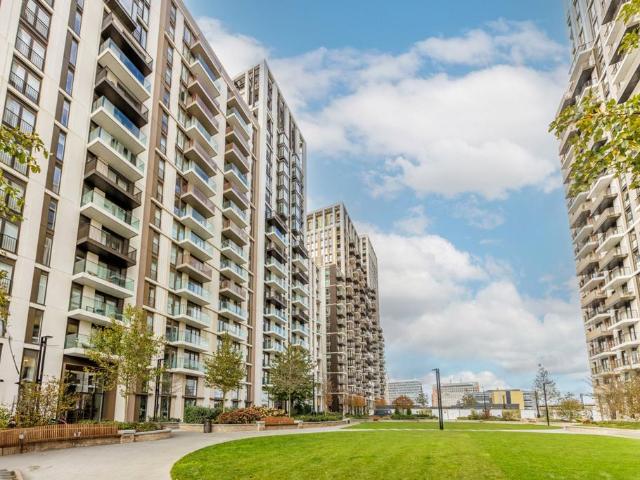 Flat for sale in Shepherd's Bush, Greater London