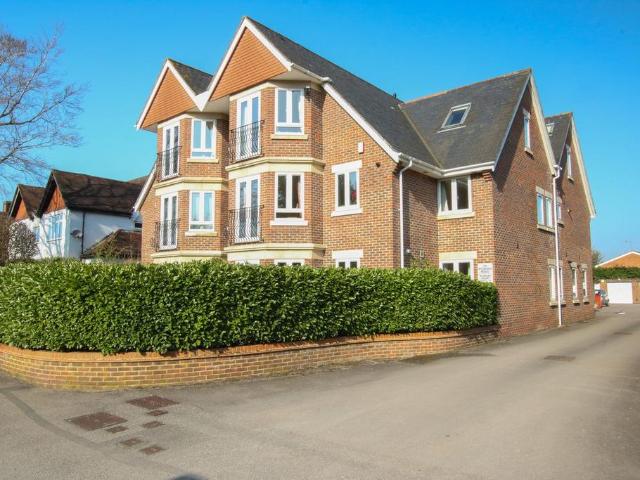 Flat for sale in Emmbrook, Wokingham