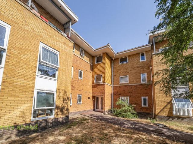 Flat for sale in London Borough of Croydon, Greater London