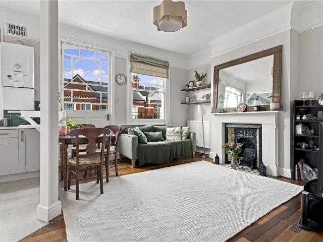 Flat for sale in Upper Tooting, Greater London