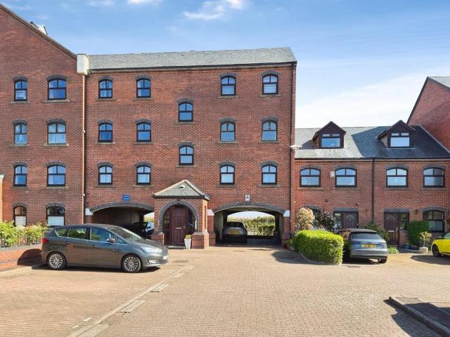 Flat for sale in Rossmore, Cheshire