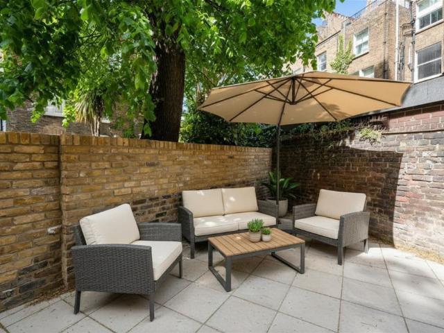 Flat for sale in Earl's Court, Isle Of Man