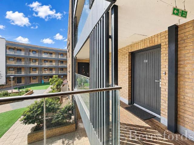 Flat for sale in South Hornchurch, Greater London