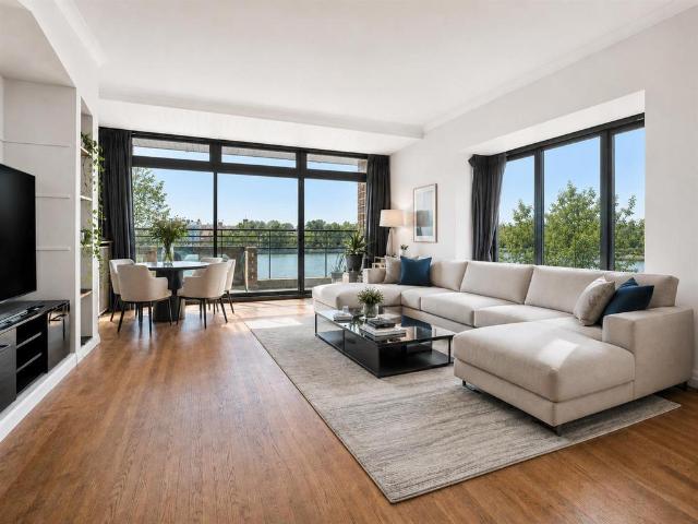 Flat for sale in Battersea, Greater London