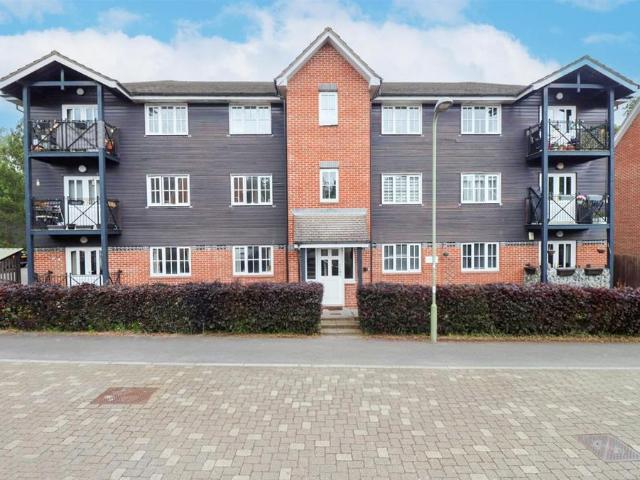 Flat for sale in Elvetham Heath, Hart