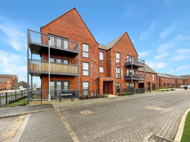 Flat for sale in Houghton Regis, Bedfordshire