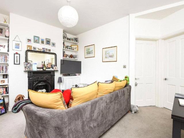 Flat for sale in Streatham, Greater London