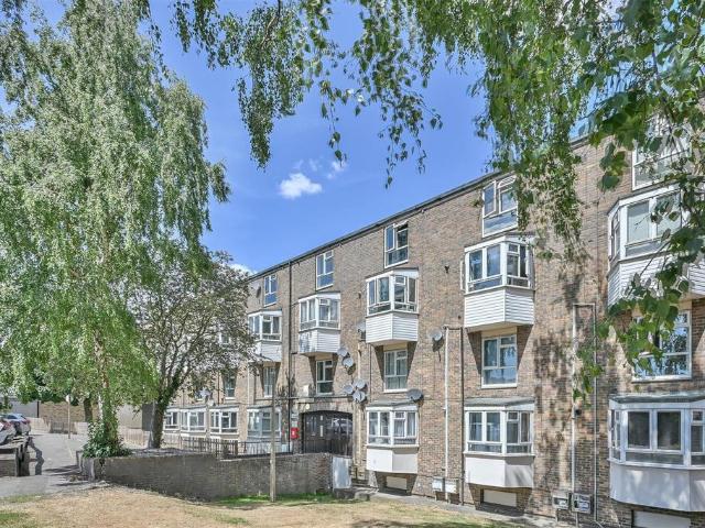 Flat for sale in Pilgrims' Hatch, Navestock Side
