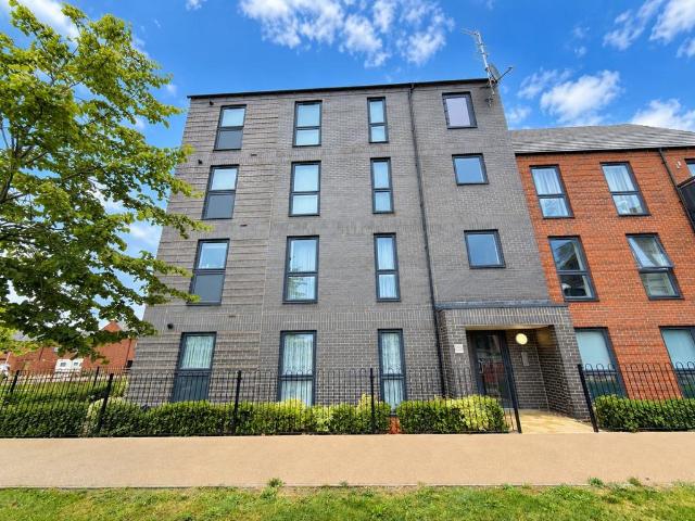 Flat for sale in Houghton Regis, Bedfordshire