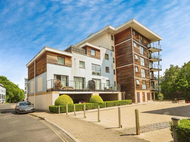 Flat for sale in Midway, Kent