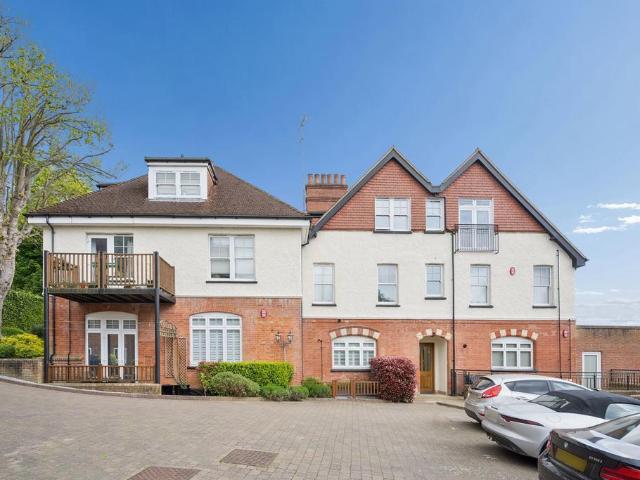 Flat for sale in Batchworth, Hertfordshire