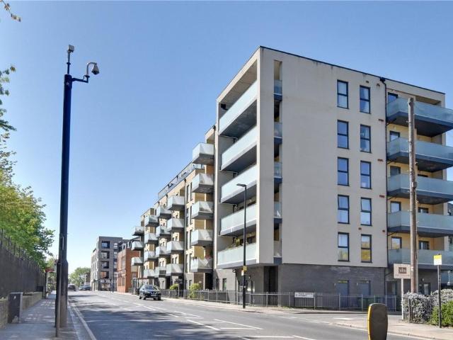 Flat for sale in Charlton Riverside, Greater London
