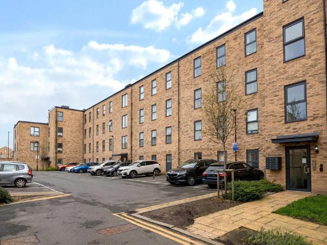 Flat for sale in Harrow Weald, Greater London