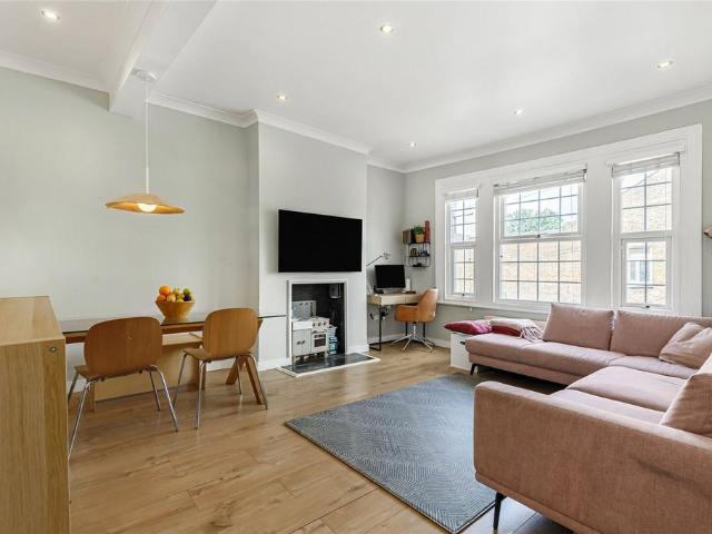 Flat for sale in Furzedown, Greater London