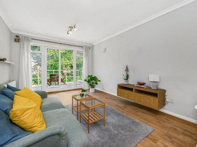 Flat for sale in Crouch End, Greater London