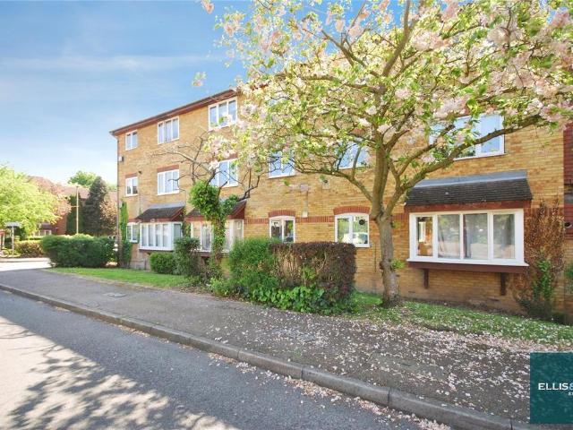 Flat for sale in Colney Hatch, Greater London
