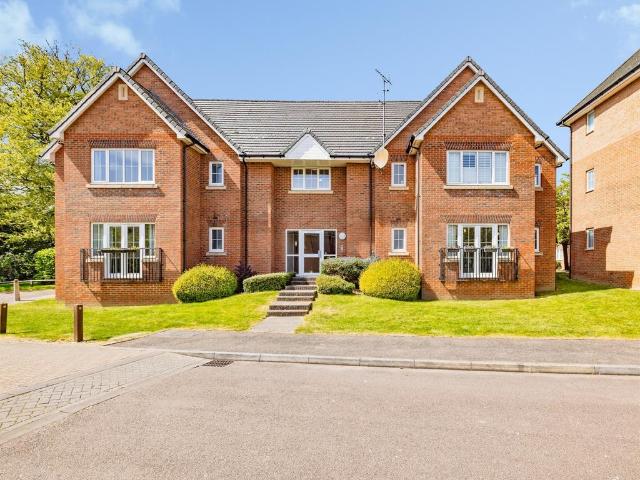 Flat for sale in Batchworth, Hertfordshire