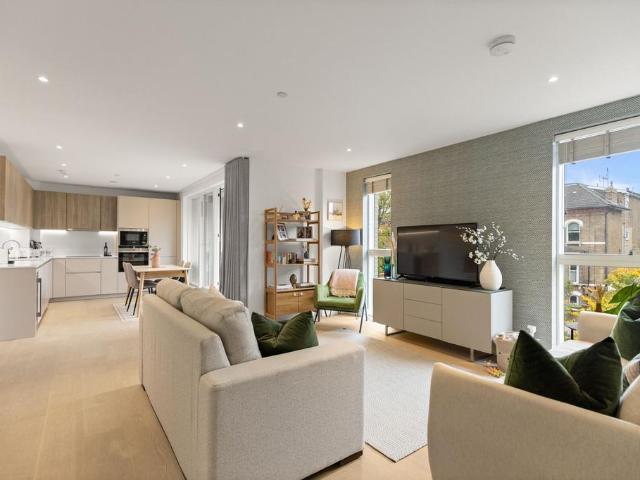 Flat for sale in Brondesbury, Greater London