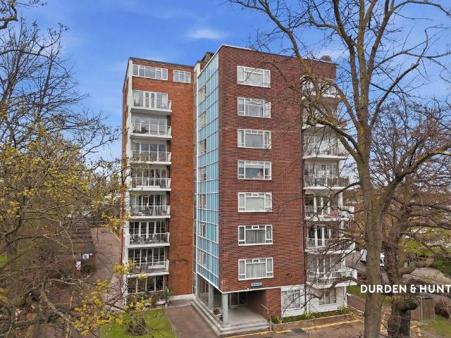 Flat for sale in Snaresbrook, Greater London
