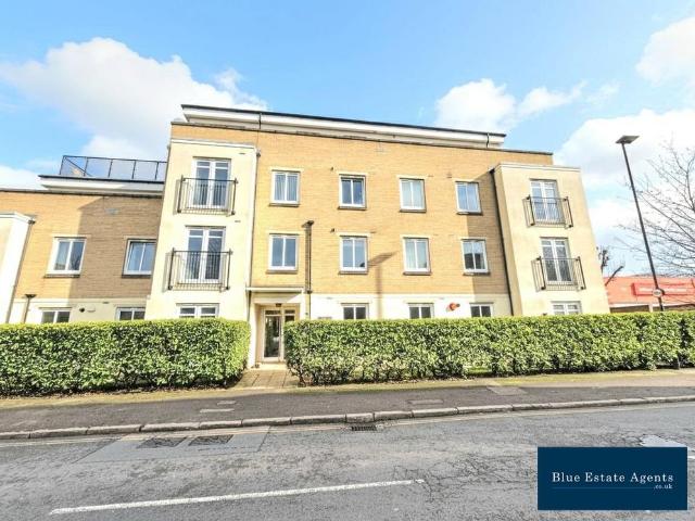 Flat for sale in London Borough of Hounslow, Greater London