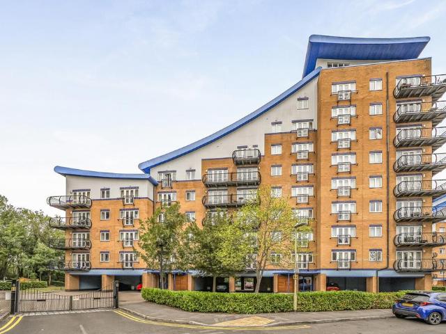 Flat for sale in Luscinia View, Reading