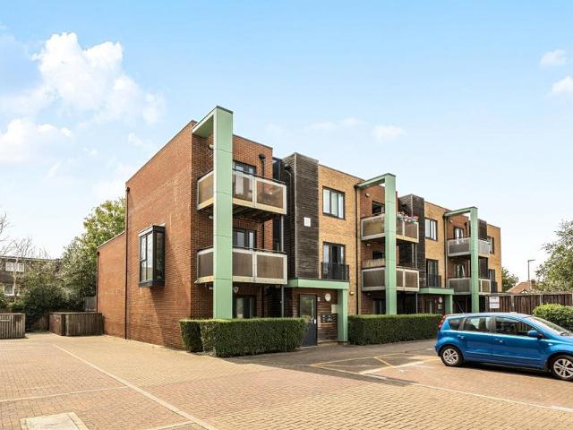 Flat for sale in London Borough of Merton, Mitcham