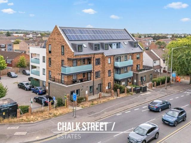 Flat for sale in Harold Hill, Greater London