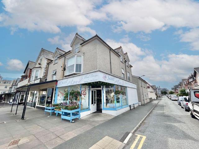 Flat for sale in Llandudno, Wales