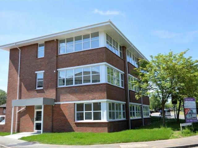Flat for sale in Emmbrook, Wokingham