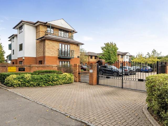Flat for sale in Bray Wick, Maidenhead