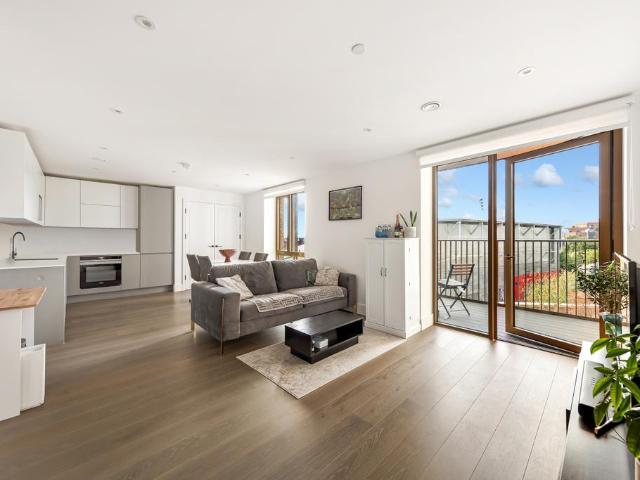 Flat for sale in London Borough of Hounslow, Strand