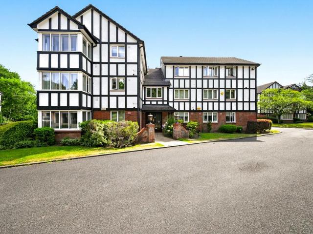 Flat for sale in Gatley, Greater Manchester