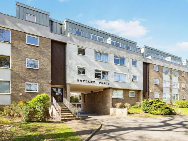 Flat for sale in Bushey, Bushey Heath