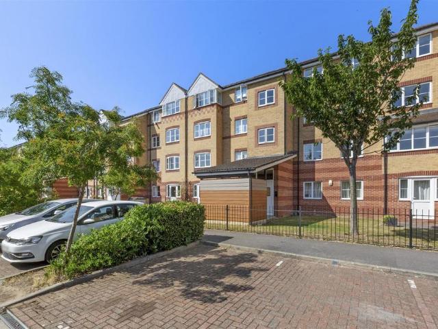 Flat for sale in Totteridge, Buckinghamshire