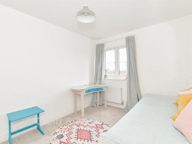 Flat for sale in Littlecote, West Sussex