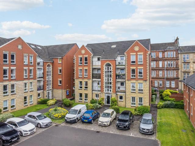 Flat for sale in Calton, Scotland
