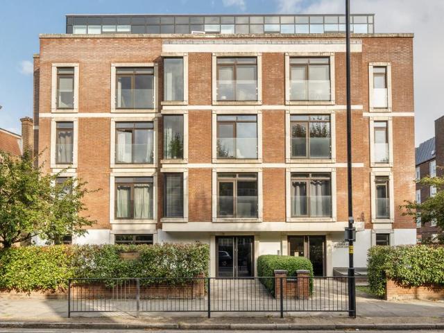 Flat for sale in Fortis Green, Greater London