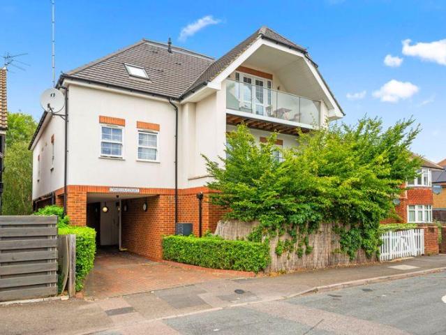 Flat for sale in Worcester Park, Greater London