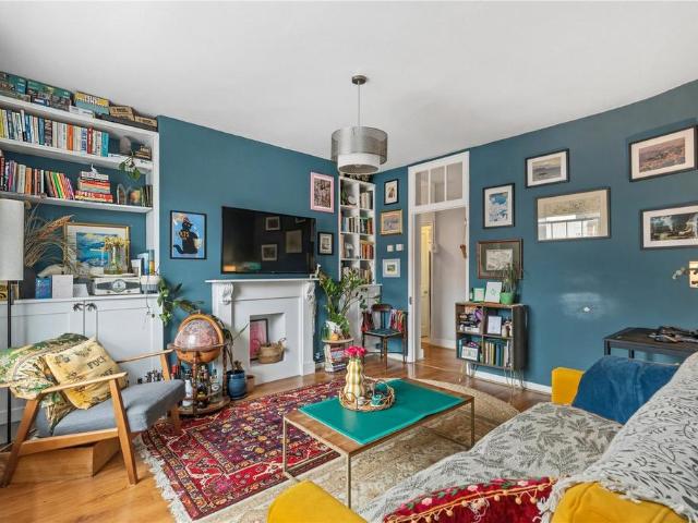 Flat for sale in Oval, Greater London