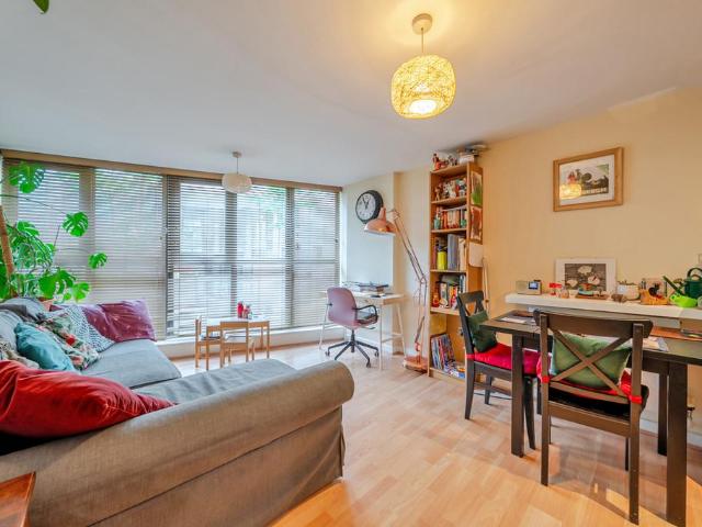 Flat for sale in London Borough of Southwark, Greater London
