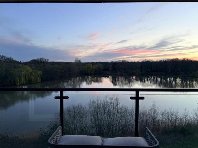 Flat for sale in Heol-las, Surrey