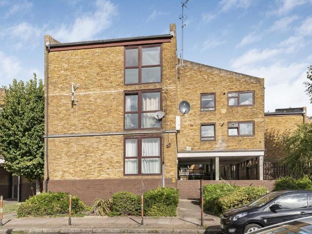 Flat for sale in Summerstown, Greater London