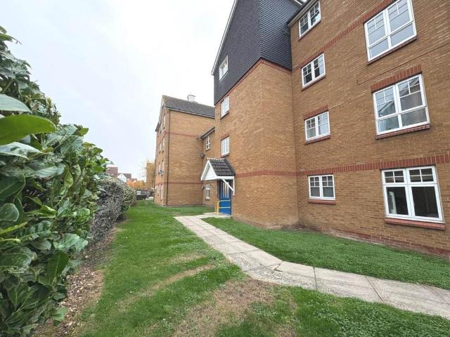 Flat for sale in Thamesmead, Greater London
