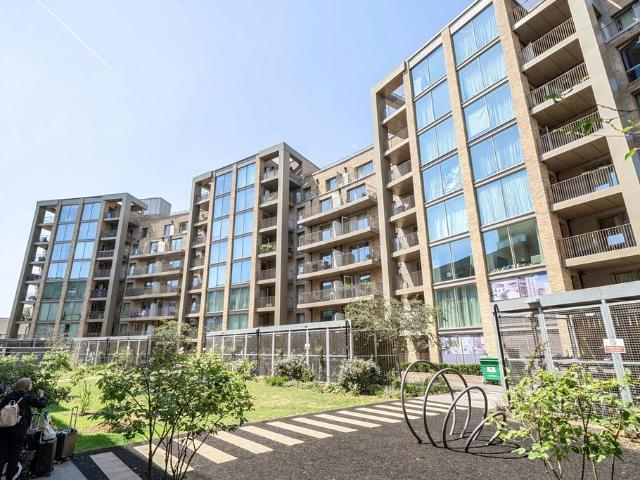 Flat for sale in Yiewsley, Greater London