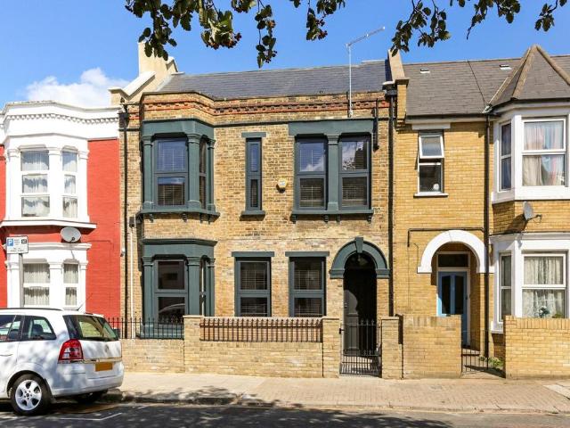 Flat for sale in Dollis Hill, Greater London