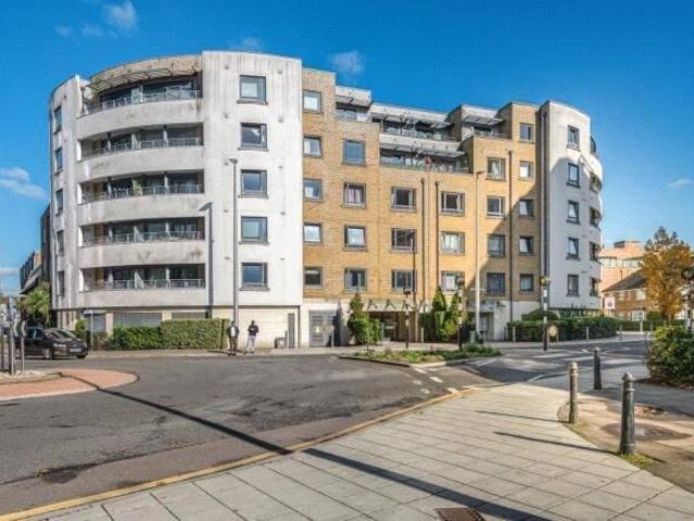 Flat for sale in Horsell, Woking